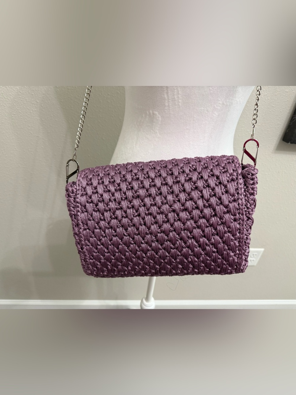 NEW! Handcrafted Mauve Crochet Crossbody Bag with red lining and chain strap - Picture 2 of 10